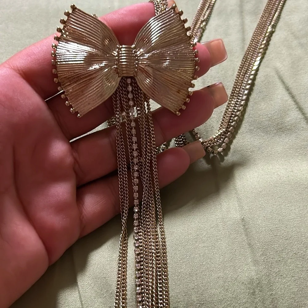 Long silver tone bow tie necklace 🎀